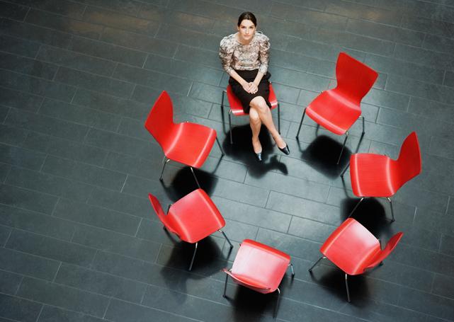 Kobieta siedząca na czerwonym krześle